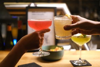 Porn Star Martini und Gurkenwasser mit Alkohol: So schmecken die Cocktails in der „Wilden Dreizehn“ in Chemnitz - Auf den Dry January! Die Wochenend-Redaktion testet die „Wilde Dreizehn“