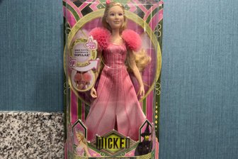 Porno-Debakel um „Wicked“: Diese Puppen könnten Mattel jetzt zig Millionen kosten - Eine Puppe zum Film „Wicked“. Für Spielzeugriese Mattel könnten die Plastikfiguren jetzt ein teures Nachspiel haben.