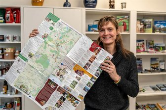 Porphyr in Rochlitz schickt Familien auf Entdeckertour - Nadia Golz-Odametey zeigt in der Tourist-Information des Heimat- und Verkehrsvereins „Rochlitzer Muldental“ die neue Familienfreizeitkarte für kleine und große Entdecker.