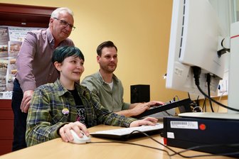 „Porphyrlehrpfad To Go“: Schülerstimmen erwecken den Rochlitzer Berg zum Leben - Steffen Müller vom Geschichtsverein, Nele und Lehrer Christopher Vollhardt beim Fototermin im Tonstudio.