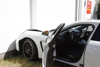 Porsche fährt gegen Wand eines Supermarktes - Ein Porsche ist gegen die Wand eines Penny-Marktes geprallt.