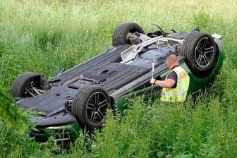 Porsche überschlägt sich: Fahrer schwer verletzt - Der Porsche landete auf einer Wiese auf dem Fahrzeugdach und musste geborgen werden.