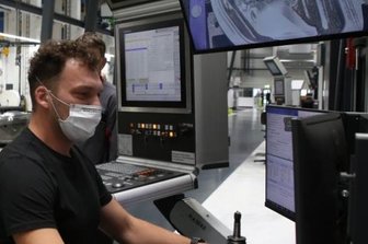 Porsche Werkzeugbau ermöglicht einen Blick hinter die Kulissen - So sieht der Arbeitsplatz eines Zerspanungsmechanikers bei Porsche aus: Erik Schmiedel steuert per Computer eine hochmoderne Fräsmaschine, die eine Tür bearbeitet.