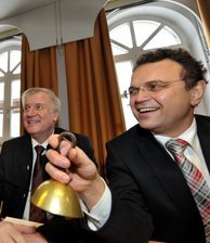 PORTRÄT: Friedrich wechselt von der Kür zur Pflicht - Der bisherige Vorsitzende der CSU-Landesgruppe im Bundestag, Hans-Peter Friedrich (r.), gibt künftig im Bundesinnenministerium den Ton an. Weil Bundesinnenminister Thomas de Maizière (CDU) den zurückgetretenen Karl-Theodor zu Guttenberg als Verteidigungsminister beerbt, rückt Friedrich als Ressortchef ins Bundesinnenministerium auf. (Archivfoto)