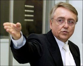 PORTRÄT: Terrorismusrichter mit klarer Kante - Der Terrorismusrichter Ottmar Breidling wird das Verfahren gegen die mutmaßlichen Terroristen der Sauerland-Zelle leiten - den wahrscheinlich letzten großen Prozess seiner Richterkarriere, in deren Verlauf sich der gebürtige Bremer den Ruf eines ebenso souveränen wie unnachgiebigen Staatsschutzrichters erworben hat.