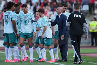 Portugal trifft bei 2:1-Sieg erst nach Ronaldos Auswechslung - Cristiano Ronaldo (3.v.l.) und Portugal setzten sich souverän gegen Chile durch.
