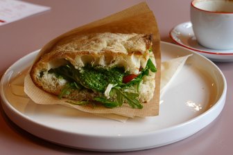 Portugiesische Focaccia und Kaffee: So schmeckt es im neuen Café auf dem Sonnenberg - Auf der Karte gibt es verschiedene Focaccia-Sandwiches.