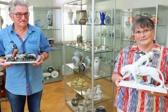 Porzellanschau öffnet für Traktoren- und Oldtimerfreunde - Anette Böhme und Klaus Falk bereiteten am Montag im Herrenhaus die Ausstellung für den Start aus der Sommerpause vor.