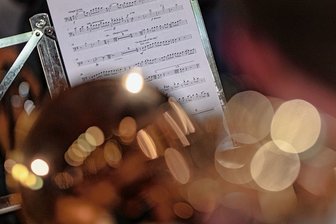 Posaunen erklingen in Kirche Erdmannsdorf - Am 8. Januar erklingt Musik in der festlich geschmückten Kirche in Erdmannsdorf. Foto: Swen Pförtner/dpa +++ dpa-Bildfunk +++