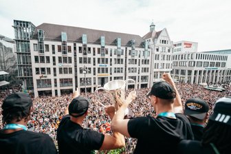 Positiv: Was 2024 Gutes in Chemnitz passiert ist - Trainer Rodrigo Pastore (links) und Kapitän Jonas Richter der Basketballer Niners Chemnitz präsentierten am 28. April den Europapokal auf dem Rathausbalkon. Geschätzte 8000 Fans haben den Sportlern einen grandiosen Empfang bereitet.
