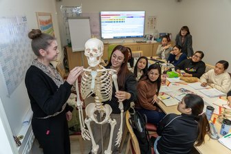 Positive Bilanz: Vogtlandkreis setzt auf philippinische Pflegekräfte – welche Hürden dennoch bleiben - Seit einigen Jahren holt der Vogtlandkreis gezielt Fachkräfte von den Philippinen in die Region. Eine Schulung wie hier bei der Awo in Auerbach ist für die Anerkennung ihrer Bildungsabschlüsse erforderlich.