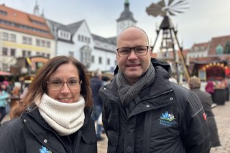 Positive Halbzeitbilanz: Freiberger Christmarkt überzeugt mit Besucherrekorden und Vielfalt - Anja Fiedler und David Bojack vom Freiberger Rathaus sind mit dem Christmarkt zufrieden.