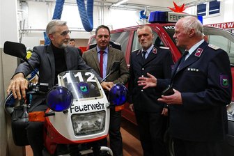 Positiver Austausch in Hohndorf: Sachsens Innenminister stärkt erzgebirgischen Feuerwehren den Rücken - Bei seinem Besuch in Hohndorf wurde Armin Schuster zusammen mit Jörg Markert von Wehrleiter Rocco Schreiter und Gerold Werner (v. l.) durch das Feuerwehrgerätehaus geführt.