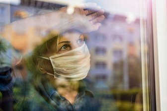 Positiver Corona-Test: Wer muss wie lange in Quarantäne? - Sie hat zwar keine Symptome, muss aber trotzdem zu Hause bleiben.