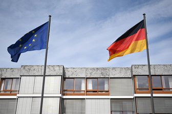 Posse im Kreistag im Erzgebirge: Flaggen-Streit geht in die nächste Runde - Fünf Anträge, drei Varianten: Welche Flaggen sollen künftig dauerhaft vor den vier Landratsamtsgebäuden im Erzgebirge wehen?