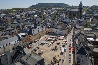 Posse um Maibaum: Warum der Annaberger Markt wieder leer bleibt - Auf dem Marktplatz in Annaberg-Buchholz wird in diesem Jahr wieder kein Maibaum stehen. Im Stadtrat wurde darüber kontrovers diskutiert.