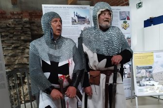 Posse um Messerverbot auf Plauener Weihnachtsmarkt: Rathaus-Polizei kontrolliert kostümierte Rittersleute - Als Ordensritter kostümiert machten sich Uwe Löchner (links) und Günter Kilian am vergangenen Sonntag auf zum Plauener Weihnachtsmarkt.