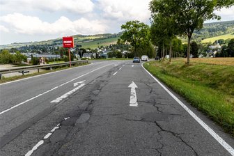 Posse um Straßenbau im Erzgebirge: Kurz vorm Start fehlt das Geld - Am 7. Oktober sollte die Fahrbahnerneuerung der S 265 bei Königswalde beginnen. Doch kurz vorher wurde das Projekt gestrichen. Ein paar Hundert Meter weiter gibt es anderen Ärger.