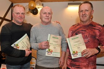 Possecker Kleintierzüchterverein feiert 100-jähriges Bestehen - Bei der Jubiläumsfeier erhielten Steffen Hohenberger, Matthias Hohenberger und Steffen Künzel (von links) für ihr langjähriges Engagement die Ehrennadel des Landesverbandes Sächsischer Rassekaninchenzüchter in Gold.