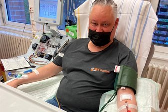 Post aus Kanada: Ein Heinsdorfer Stammzellenspender ließ sich einst für ein Kind registrieren – und half einem Rentner - Vier Stunden dauerte die Prozedur der „peripheren Stammzellen-Entnahme“. Mit dieser 2021 erfolgten Spende konnte Heiko Petzoldt einem Mann aus Kanada ein zweites Leben schenken. Jetzt wirbt der Unternehmer für Organspenden.