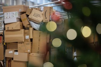 Post-Filiale im Erzgebirge hat neuen Standort - Die Vorweihnachtszeit ist intensiv bei der Post. In Oelsnitz zog die Filiale um.
