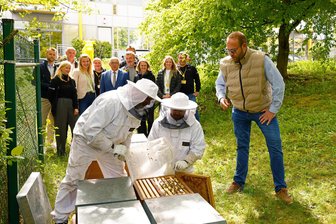 Post in Reinsdorf schafft sich Bienen an: Ist das wirklich gut für die Umwelt? - Imker Florian Schmidt (re.) und seine Mitarbeiter brachten die Bienen an den Post-Standort in Reinsdorf.