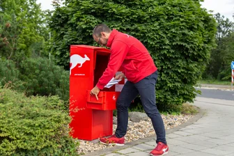 Post-Konkurrent darf auf Stadt-Flächen in Flöha keine Briefkästen aufstellen - Ein Briefkasten der Firma Post Modern. Die Farbe rot und das Känguru kennzeichnen den Dienstleister.