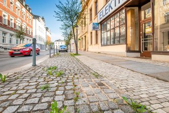 Post-Posse in Olbernhau: Wo ist der Briefkasten? - Heller Sand verrät noch den ehemaligen Standort des Briefkastens an der Albertstraße.