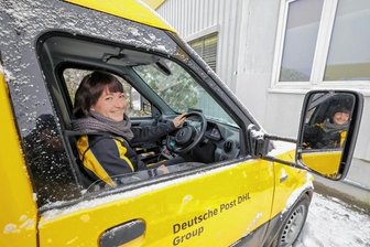 Post setzt jetzt auch Rechtslenker ein - Die Glauchauer Standortleiterin Stefanie Bohnig auf dem Fahrersitz des ersten Rechtslenker-Elektro-Paketzustellerfahrzeugs der Deutschen Post im Landkreis Zwickau. 