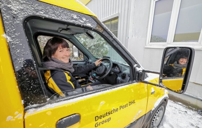 Post setzt jetzt auch Rechtslenker ein - Die Glauchauer Standortleiterin Stefanie Bohnig auf dem Fahrersitz des ersten Rechtslenker-Elektro-Paketzustellerfahrzeugs der Deutschen Post im Landkreis Zwickau. 