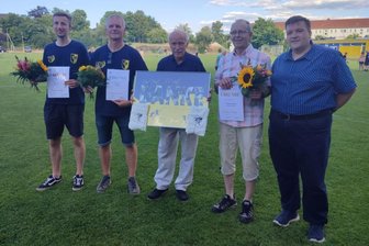 Post SV Plauen hat viele Gründe zu feiern - Oliver Großpietzsch (rechts, Vorsitzender des Tischtennis-Kreisverbands) zeichnete Elias Baumann (von links), Detlef Sachs, Bernd Klier und Frieder Löscher aus.