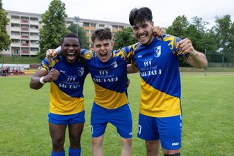 Post SV Plauen schenkt sich zum Vereinsgeburtstag den Aufstieg in die Vogtlandklasse - Die Post-Spieler Leonnel Abanda, Philipp Rausch und Jan Hartung (von links) bejubeln den Aufstieg.