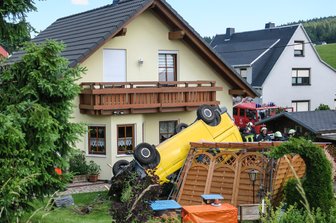 Post-Transporter landet im Vorgarten - Fahrerin schwer verletzt - 