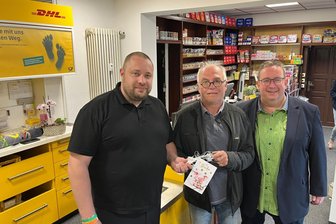 Post und Tabakshop unter neuer Leitung: Oelsnitzer Kult-Laden hat eine Zukunft - Staffelstab-Übergabe im vereinigten Laden: Toni Schönherr (links) übernimmt von Thomas Schirmer Post und Tabakshop. OB Mario Horn (CDU, rechts im Bild) freut sich zum Geschäftsstart.