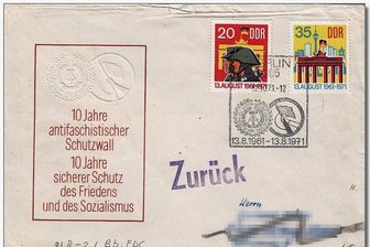 Post von der der DDR in die BRD: Briefbomben ohne Sprengstoff - Provokation auf dem Briefumschlag: Post aus der DDR auf dem Weg in die Bundesrepublik Deutschland war mitunter mit gestempelter Werbung für den Mauerbau versehen. Auch andere Losungen fanden sich, wie beispielsweise "Lernt vom Sowjetvolk, lernt vom großen Stalin, wie man den Sozialismus aufbaut". Die Bundesrepublik reagierte in unterschiedlicher Weise darauf. 
