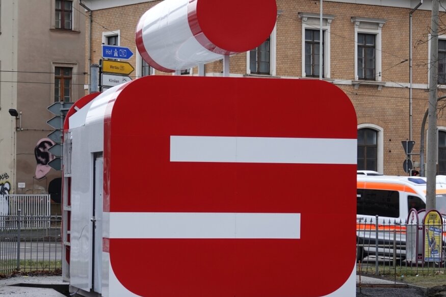 Post von der Sparkasse Zwickau - Was Kunden jetzt wissen müssen - Der sogenannte Sparkassen-Cube neben dem Haus der Sparkasse an der Crimmitschauer Straße. 