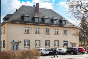 Postamt: Sanierung erst später - Das denkmalgeschützte frühere Postamt in Flöha.