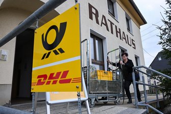 Postautomat statt persönlicher Beratung: Postfiliale im Claußnitzer Rathaus vor dem Aus - Mitarbeiterin Ramona Otto an der Postfiliale im Claußnitzer Rathaus.