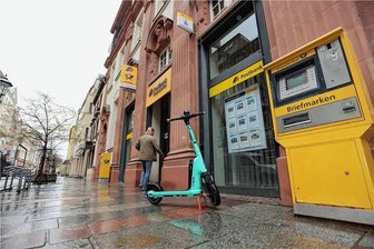Postbank-Filiale in Zwickau: Kunden beklagen zu kurze Öffnungszeiten - Die Postbank-Filiale in der Zwickauer Hauptstraße hat mittags eine anderthalbe Stunde geschlossen.