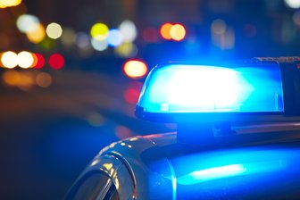 Postbote wird angefahren, beschimpft und verletzt zurückgelassen - Die Polizei sucht in dem Fall nach Hinweisen.