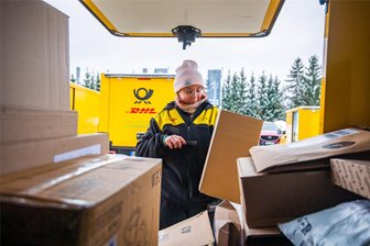 Postbotin aus dem Erzgebirge im Weihnachtsstress: Wenn Frau Gläser klingelt - Weihnachtsstress bei der Post in Stollberg: Katja Gläser sortiert von ihrer Tour Pakete ein. Doppelt so viele wie sonst sind es in diesen Tagen: rund 200.