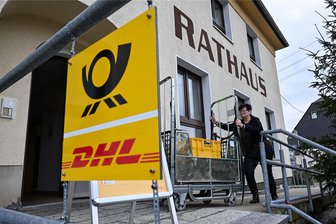 Postdienste kehren nach Claußnitz zurück: Ist dies der Beginn einer neuen Ära? - Alle Hände voll zu tun hat Ramona Otto in der neuen Postfiliale im Claußnitzer Rathaus. Geöffnet ist montags bis freitags jeweils von 15 bis 17 Uhr sowie samstags von 10 bis 12 Uhr.