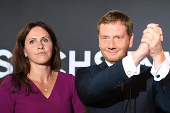 Posten für Sachsens First Lady sorgt für Konfliktstoff - "Als moderne Frau sind mir ein Berufsleben und meine Eigenständigkeit wichtig", sagt Annett Hofmann. Die Lebensgefährtin von Ministerpräsident Michael Kretschmer arbeitete bis 2017 im sächsischen Sozialministerium und kehrt nun dorthin zurück.