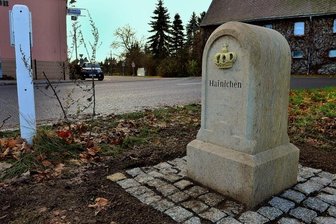 Postgeschichte ist neu in Stein gemeißelt - Am ehemaligen Gasthof steht dieser rekonstruierte Abbiegestein, der den Weg nach Hainichen weist. Das Original kommt nun in das Dorfzentrum.
