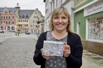 Postkarte, Powerbank und 1000 Kästen Bier: Welche Souvenirs im Erzgebirge gefragt sind - Anett Oesterreich findet, dass es höchste Zeit für eine neue Bilderpostkarte von Stollberg war. Das Fotomaterial stammt von . Auch andere Städte in der Region werben mit Souvenirs für sich.