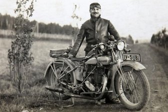 Postkarte von 1937 erinnert an James Guthries Todestag - Hellmuth Gretschel mit seiner Maschine. Im Nachlass des leidenschaftlichen Motorradfahrers fand sich eine besondere Postkarte.