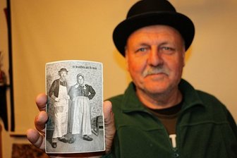 Postkartenmotiv sorgt für Rätselraten um die Neideiteln: Hat sie etwa doch gelebt? - Klaus Hechler aus Reuth mit einer Postkarte mit der Beschriftung "De Neideiteln und ihr Anton".