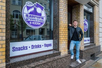 Postplatz in Aue bekommt ein 24-Stunden-Geschäft: Das plant der Betreiber - Tim Werner will in Kürze am Postplatz in Aue mit einem E-Kiosk starten, der rund um die Uhr geöffnet ist.