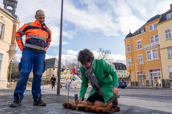 Postplatz in Rodewisch wieder freigegeben - Donnerstag wurde der sanierte Postplatz in Rodewisch freigegeben. Bürgermeisterin Kerstin Schöniger (CDU) schlug den letzten Pflasterstein rein.