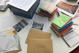 Postsäcke voller Mitmenschlichkeit für Zwickauer Heimbewohner - Post, die Bewohnern von Senioren- und Pflegeheimen in Zwickau Mut machen soll.